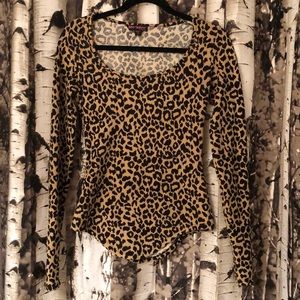 Betsey Johnson leopard top w/thumb holes